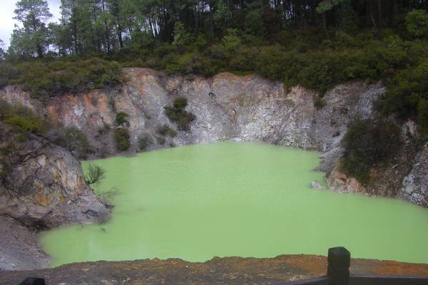 It's the sulphur in this lake that makes it look so nice!